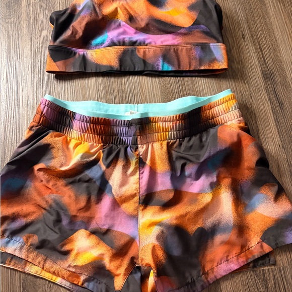 Fabletics Multi-Color Abstract Sports Bra & Shorts Set - Picture 4 of 9